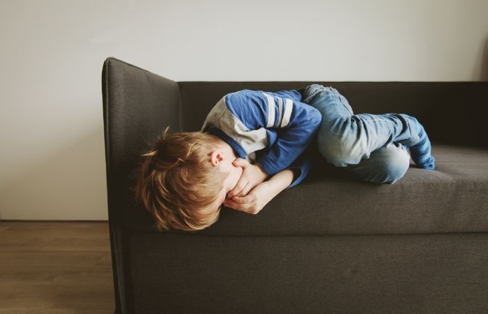 niño-angustiado-en-el-sofá Delirio. Niño angustiado en el sofa