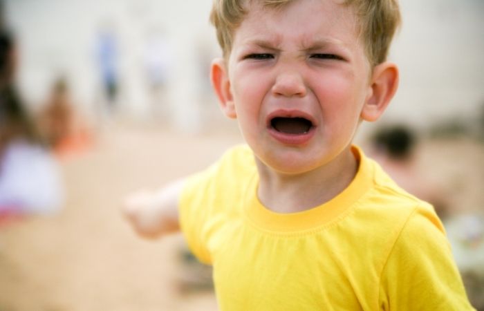 niño-con-un-berrinche Errores de los padres permisivos. Las rabietas no se pueden consentir