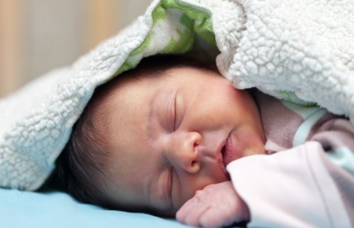 cosas que no hay que hacerle a un bebe. Abrigarle demasiado