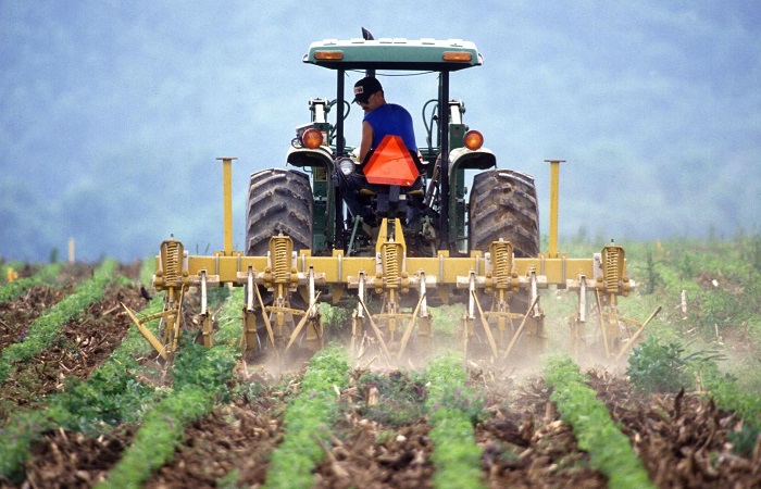 Empleos del futuro manejando maquinaria agrícola