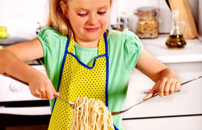 juegos para involucrar a los niños en la cocina con pasta Espaguetis. Los niños pueden jugar a contarlos