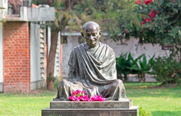estatua-de-gandhi Día de la Paz. Grandes personajes que lucharon por la paz