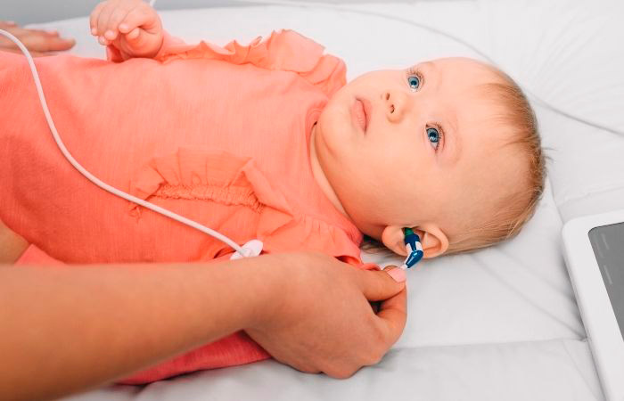 examinan-oido-de-un-bebe Pérdida auditiva en los niños
