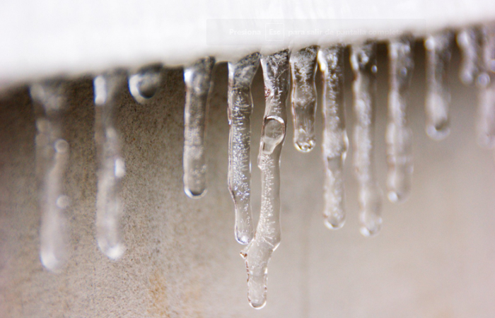 carámbanos en un voladizo Estalactitas de hielo en un saliente