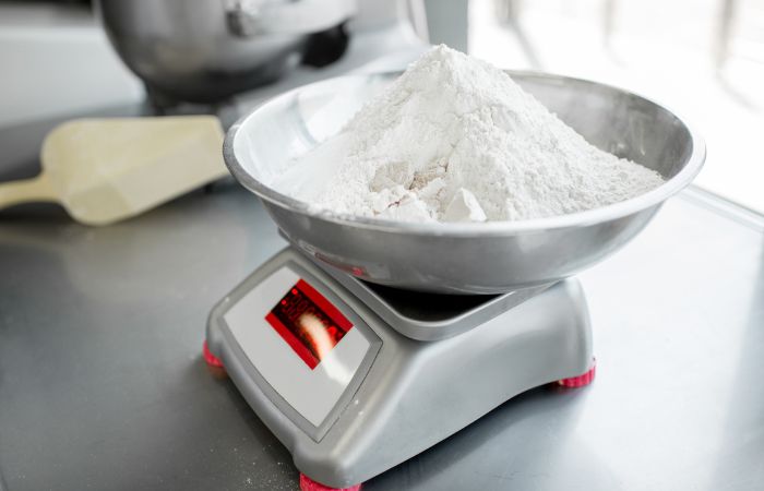 juegos de peso para involucrar a los niños en la cocina: balanza con montoncito de harina Cocina para niños: balanza de cocina para que los niños a que pesen los ingredientes