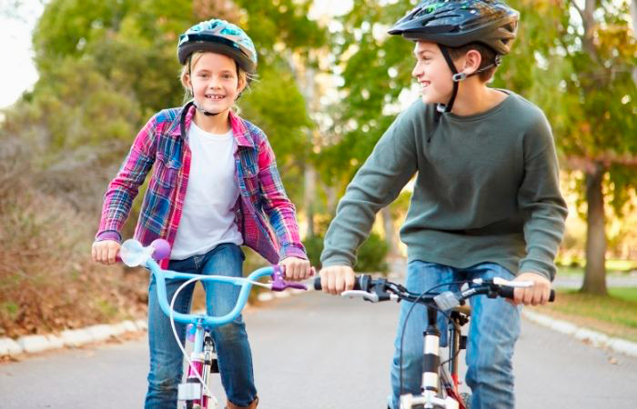 niña-y-niño-montando-en-bicicleta Deportes para aprender a perder