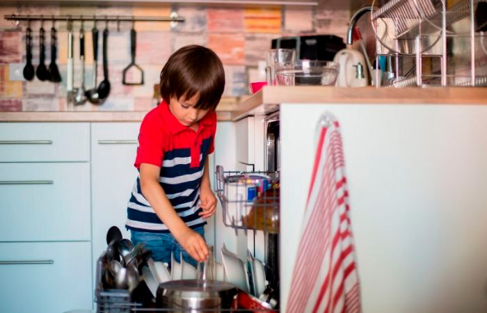 niño-ayudando-con-el-lavaplatos Fomentar la autonomía en los niños