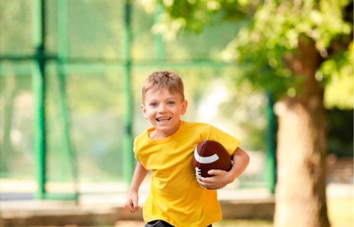 niño-con-pelota-de-rugby Deportes para aprender a perder