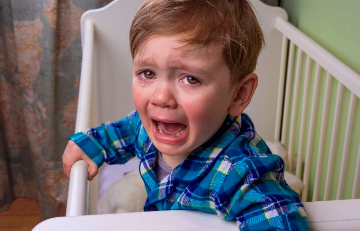 niño-en-cuna-con-pesadillas Miedo a la oscuridad