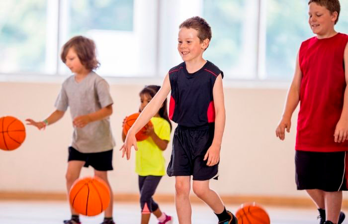 niños-con-pelotas-de-baloncesto Deportes para aprender a perder. Baloncesto.