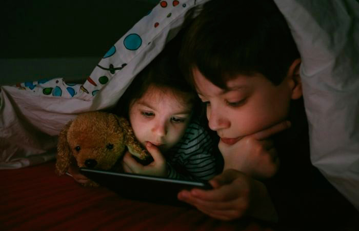niños-en-la-cama-con-tablet Miedo a la oscuridad