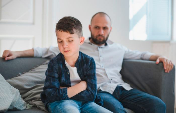 padre-enfadado-con-su-hijo Reacción del cerebro de los niños ante las críticas frecuentes