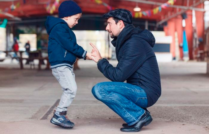 padre-hablando-con-hijo Pegar a un niño