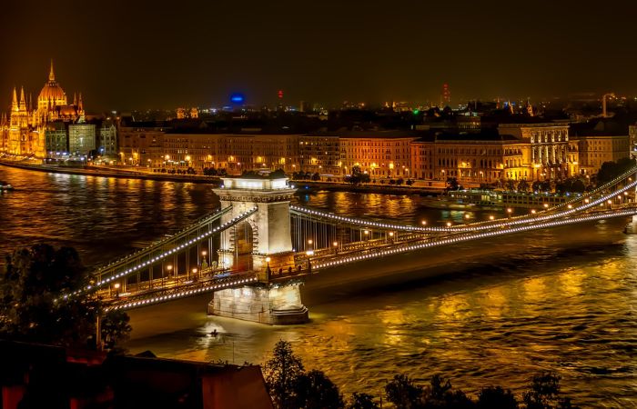 vista aérea y nocturna de budapest y al fondo la ciudad iluminada Budapest, puente de las cadenas de noche