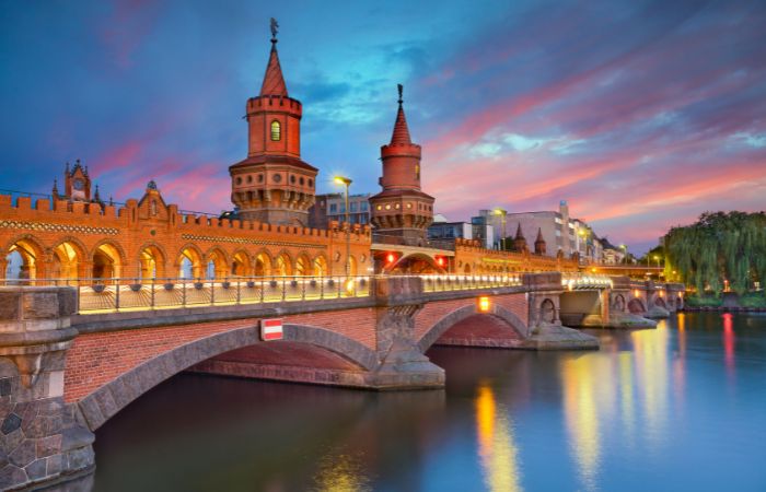 Puente de Oberbaum, en Berlín, al atardecer viajar en invierno: alemania