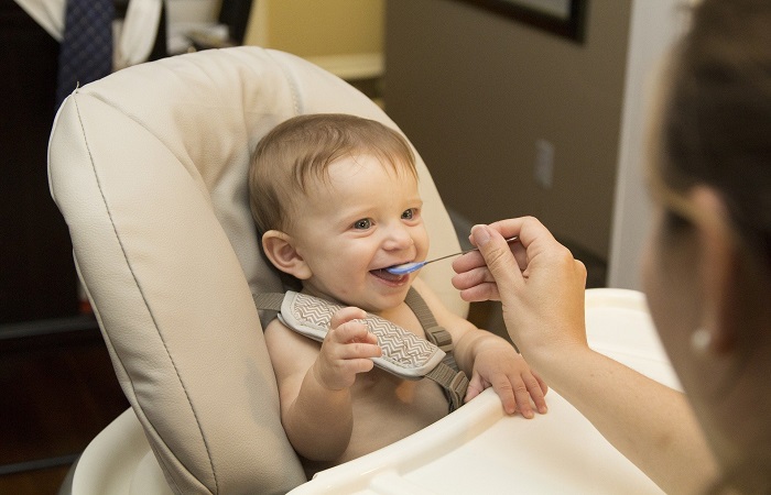 Las primeras comidas de los bebés, mejor en familia