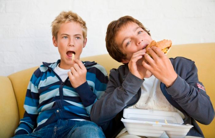 adolescentes-comiendo-hamburguesas Vamping