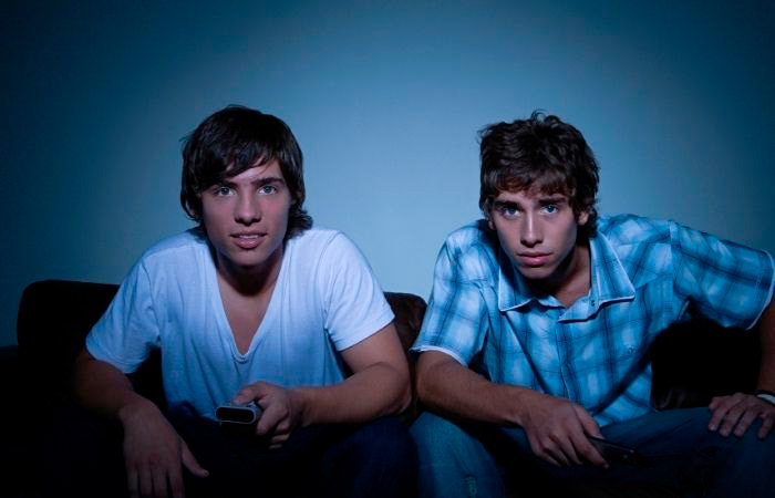 chicos-adolescentes-viendo-la-tele Binge-whatching