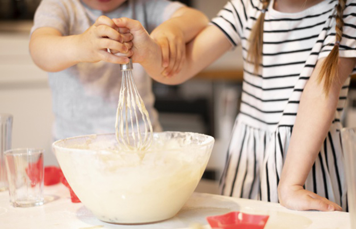 hacer la receta por parejas, uno de los juegos para involucrar a los niños en la cocina divertidos juegos de cooperación en la cocina
