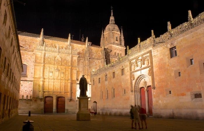 Patio de las Escuelas Mayores fin de semana en salamanca