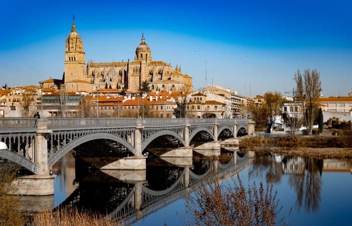 Puente de Enrique Estevan sobre el Tormes y Salamanca al fondo Salamanca desde el puente de Enrique Estevan. Ciudades y barrios de España patrimonio de la humanidad