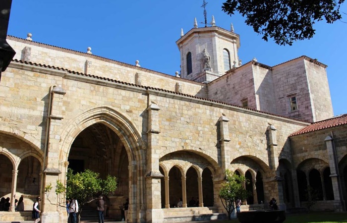 Claustro de la Catedral de Santander fin de semana en santander