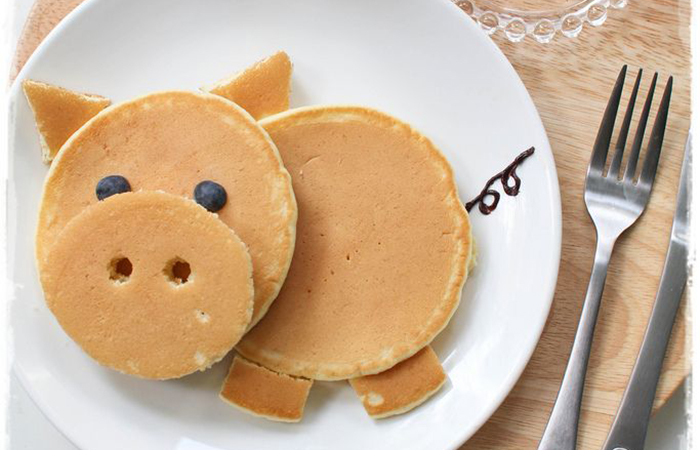 juegos para involucrar a los niños en la cocina por relevos: tortitas con forma de cerdo Jugar con las formas en la cocina por relevos