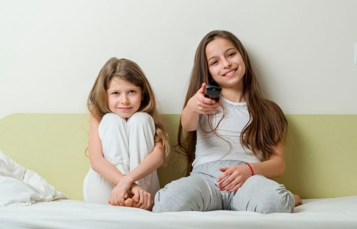niñas-viendo-la-tele Binge-whatching
