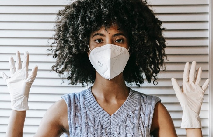 Alergia al látex: los guantes hechos de este material causan reacción Mujer con guantes de látex mascarilla: alergia al látex