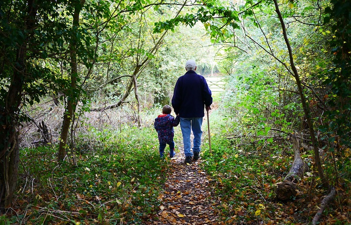 Visitar parajes naturales con nuestros nietos Pasear por entornos naturales