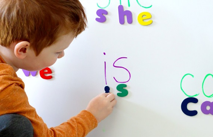 Juegos para que los niños aprendan a escribir con letras magneticas Utilizar letras magnéticas