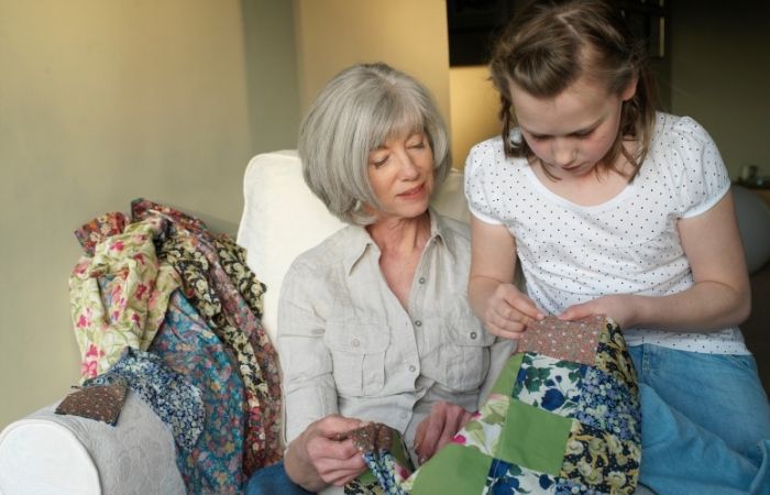 Abuela y nieta cosiendo Cosas para hacer con nuestros nietos