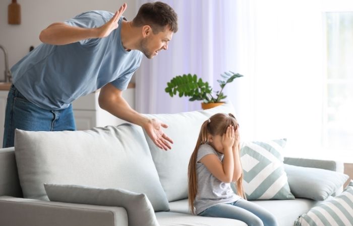 Crianza con violencia Padre gritando amenazadoramente a su hija
