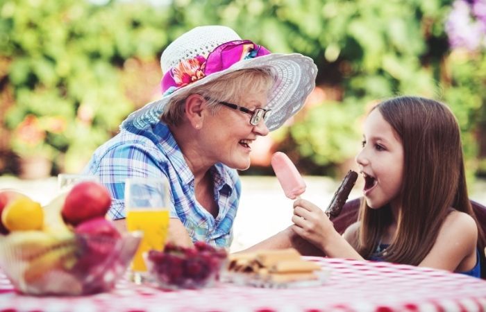 Tomar un helado Cosas para hacer con nuestros nietos