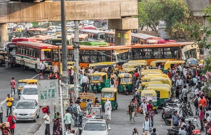 Atasco de todo tipo de vehículos en una ciudad de la India Tráfico denso y caótico en las ciudades indias