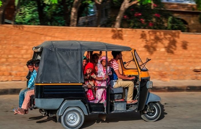 Tuk-tuk, un vehículo muy usado en el país curiosidades de la India