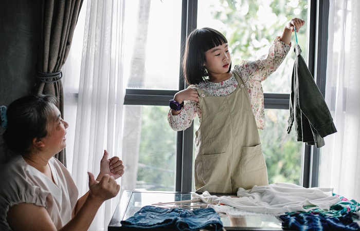 Debemos protegerlos y darles responsabilidades a un tiempo. Los niños deben aprender a hacer las cosas por sí solos.