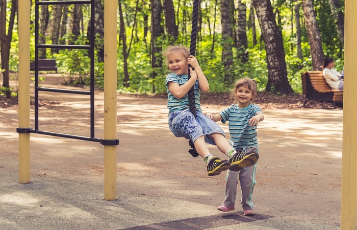 Jugar en el parque aleja cualquier preocupación Calmar el estrés de los niños en el parque