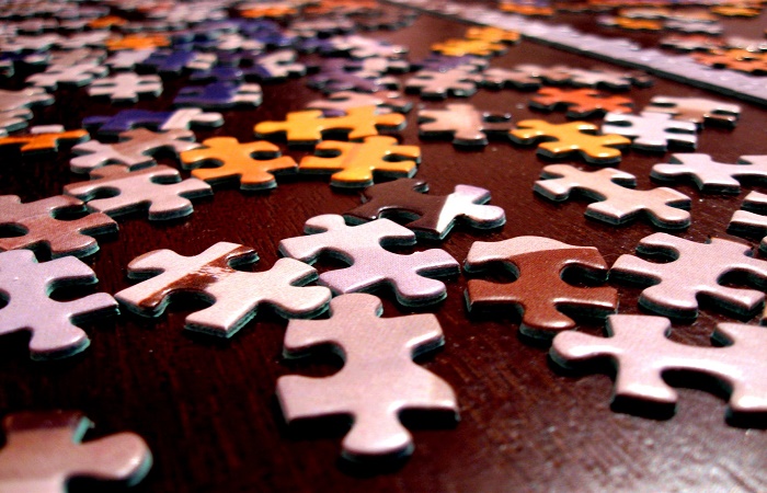 Los puzzles ayudan a evadir la mente de los problemas. Calmar el estrés de los niños con juegos