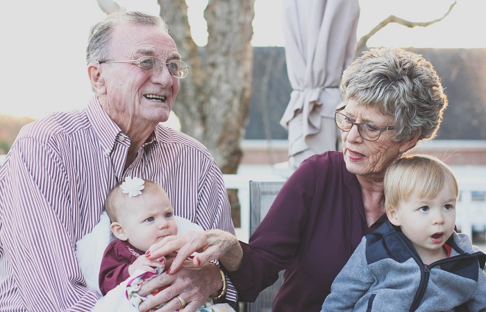 Los padres primerizos deben buscar ayuda en los abuelos y otros familiares Los abuelos pueden aliviar el estrés en los padres primerizos