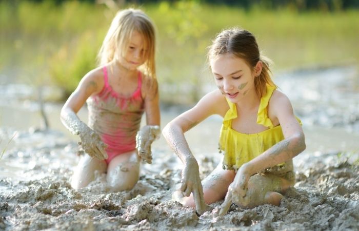 Jugar con barro niños