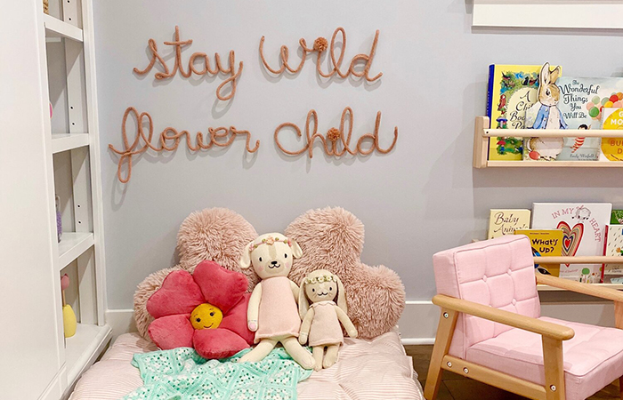 Rincón de la calma con elementos básicos Rincón de la calma con elementos básicos: almohadas, peluches, cuento y un sillón infantil