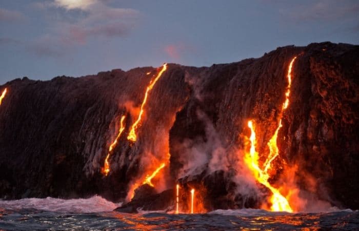 Lava cayendo por las laderas del Kilauea Volcán Kilauea