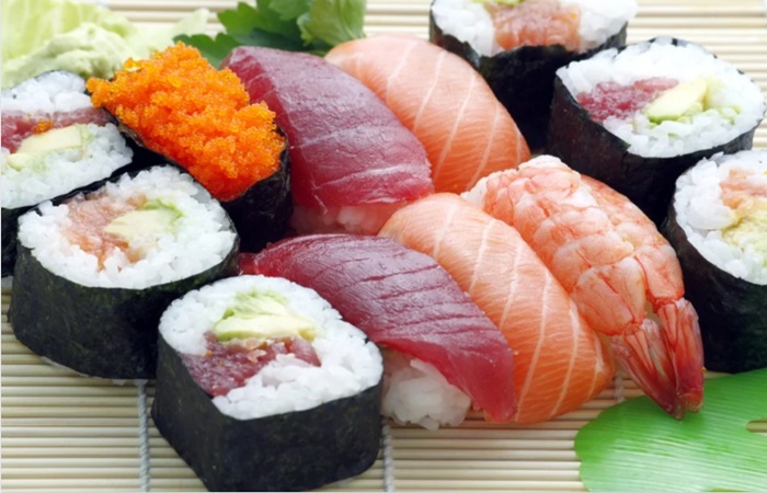 Plato variado de sushi El sushi y la cocina japonesa