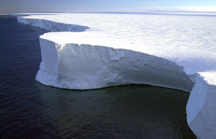 La gran capa de hielo del continente Litoral congelado. Curiosidades de la antártida