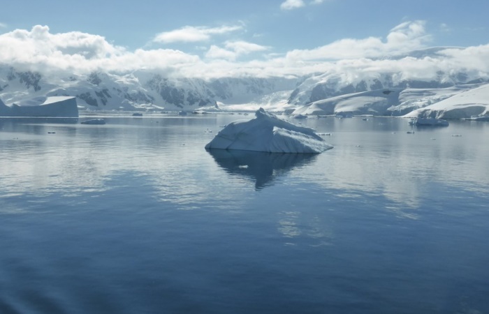 Bloques de hielo flotantes en el Océano glacial Antártico Pequeño iceberg en el Océano glacial Antártico