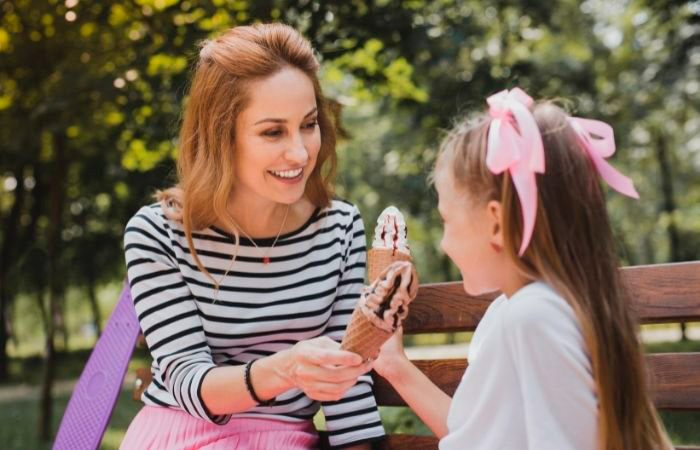 Un paseo y un helado, remedios perfectos contra la ansiedad. Tomar un helado juntos para relajar tensiones