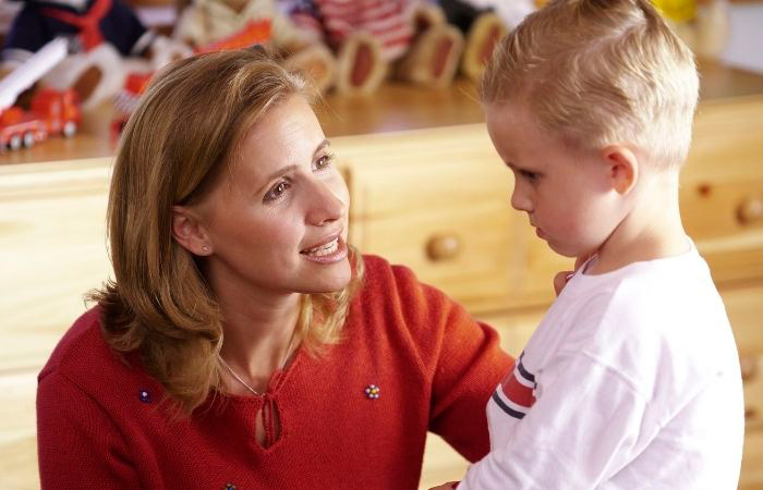 Habla con tu hijo para que exprese sus sentimientos Hablar ayuda a los niños a aliviar los problemas