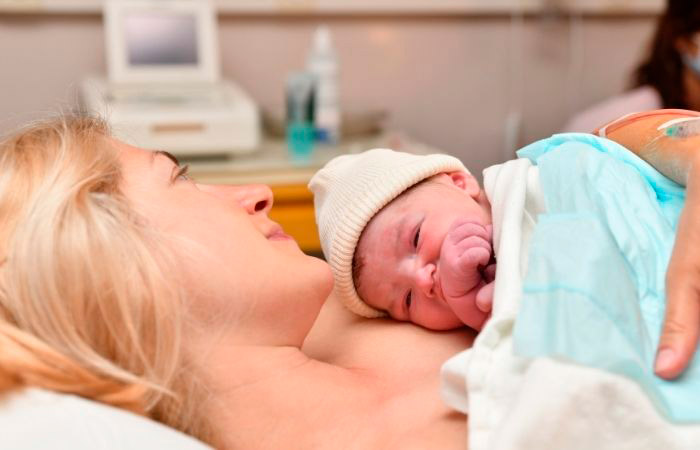 método canguro: recién nacido tumbado sobre el pecho de su madre, haciendo el piel con piel método canguro: recién nacido con su madre