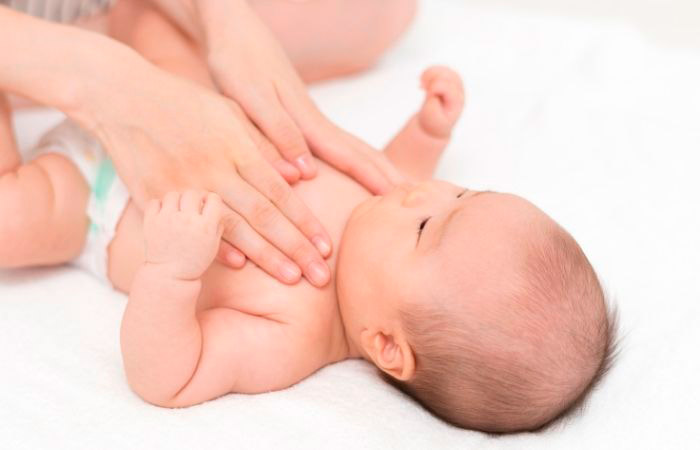 Bebé recibiendo un masaje. Hidroterapia para bebés.